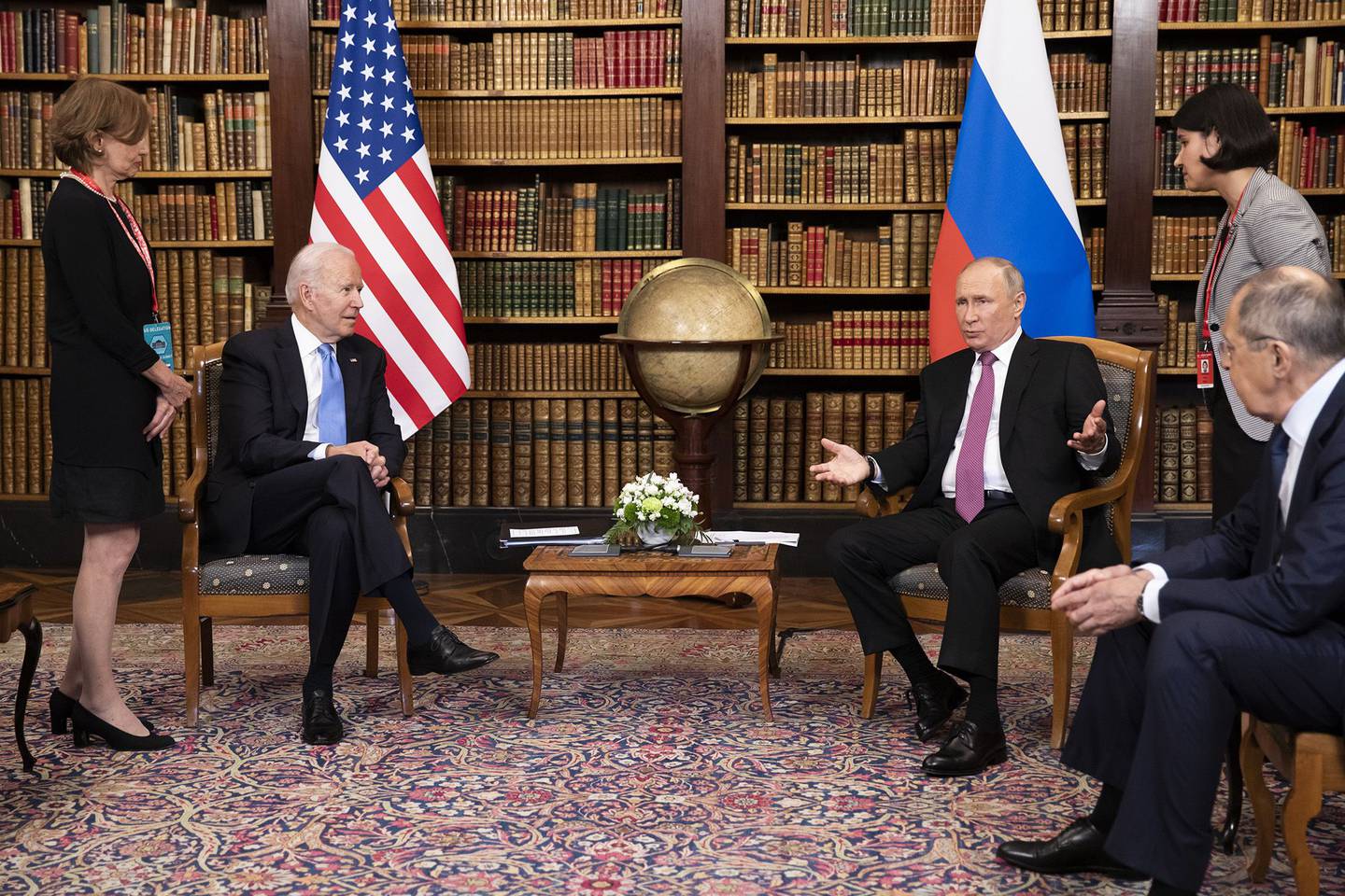 El presidente de Estados Unidos, en el centro a la izquierda, y el presidente de Rusia, en el centro a la derecha, durante la cumbre entre Estados Unidos y Rusia en Villa La Grange en Ginebra, el 16 de junio.