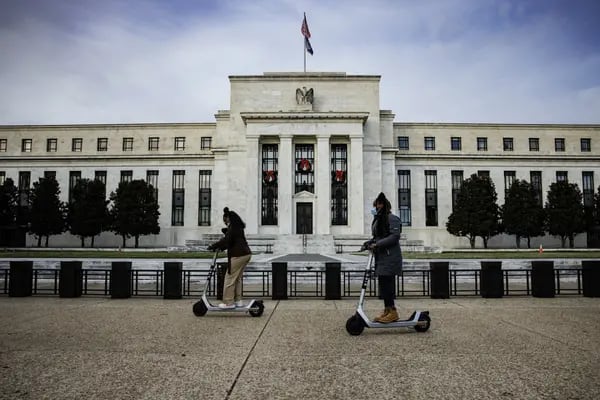 Los funcionarios de la Fed están expresando cada vez más preocupación de que los altos costos de endeudamiento no estén haciendo suficiente para frenar la demanda.