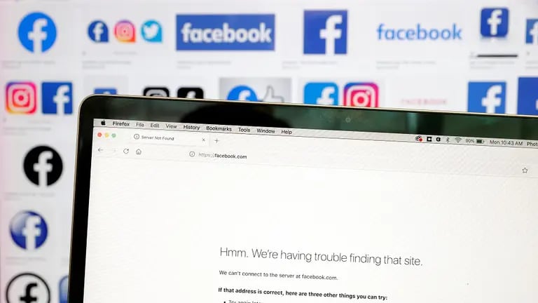 Las acciones de Facebook se desplomaron después de que la compañía sufriera una devastadora caída de sus servicios, y una denunciante acusara al gigante de las redes sociales de anteponer “las ganancia a la seguridad”. Informes de Kurt Wagner.(Fuente: Bloomberg)dfd
