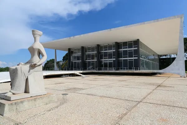 Una estatua se presenta a las afueras del Tribunal Supremo, localizado en Brasilia.