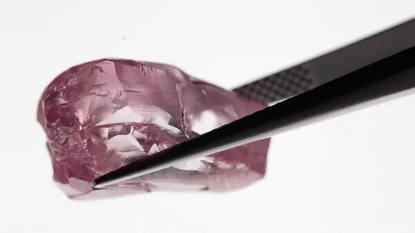 Raro diamante rosa de 170 quilates é colocado à venda e pode valer US$ 200 midfd