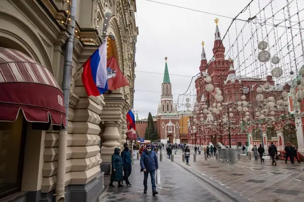Los compradores pasan por el Museo Histórico Estatal, a la derecha, y los grandes almacenes de lujo GUM en la Plaza Roja de Moscú, Rusia, el miércoles 23 de febrero de 2022.