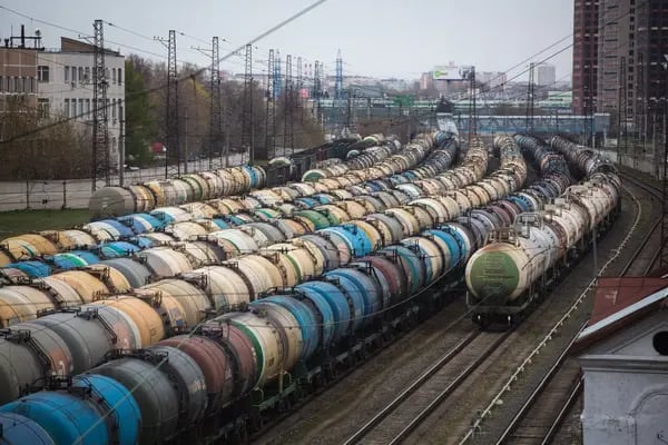 Vagones de carga de petróleo, combustible y gas licuado en la estación ferroviaria de Yanichkino, Moscú, Rusia.