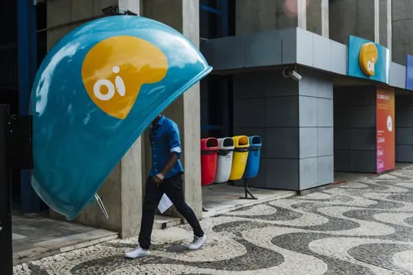 La compra del negocio móvil de Oi fue concretada en abril de 2022 por un grupo de empresas que además de Claro consideró a sus competidores Telefónica y TIM. Entre las tres se dividieron a los 42 millones de clientes de Oi.
