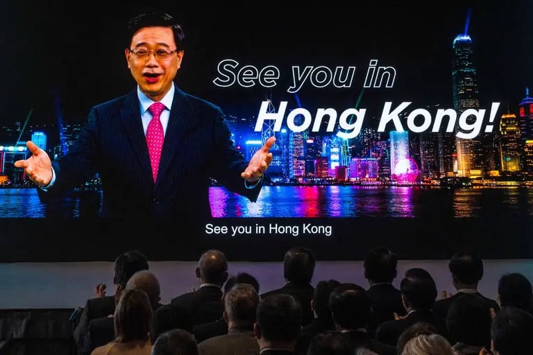 Un vídeo promocional en el que aparece John Lee, Jefe del Ejecutivo de Hong Kong, en una pantalla durante la ceremonia de lanzamiento de la campaña Hello Hong Kong.dfd