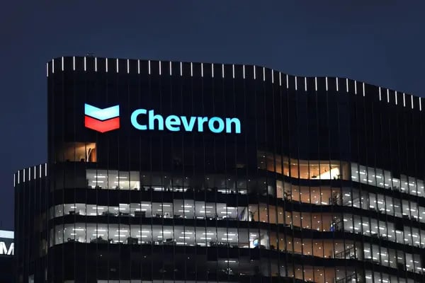 El logotipo de Chevron Corp. sobre la torre de oficinas One The Esplanade, que alberga las oficinas de la compañía, en Perth, Australia, el jueves 14 de septiembre de 2023.