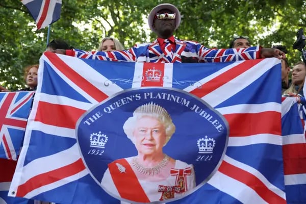 Un admirador de la realeza en el centro comercial cerca del Palacio de Buckingham, antes de las celebraciones del Jubileo de Platino, en Londres, Reino Unido, el jueves 2 de junio de 2022. Fotógrafo: Hollie Adams/Bloomberg