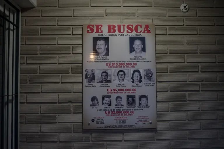 Cartel de búsqueda de Pablo Escobar y otros miembros del Cartel de Medellín dfd