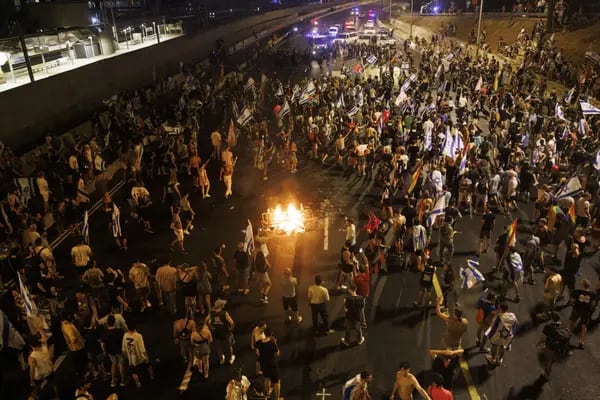 Manifestantes bloquean la carretera durante una manifestación contra el proyecto de ley de reforma judicial ante la Knesset, el parlamento israelí, en Jerusalén, Israel, el lunes 24 de julio de 2023.