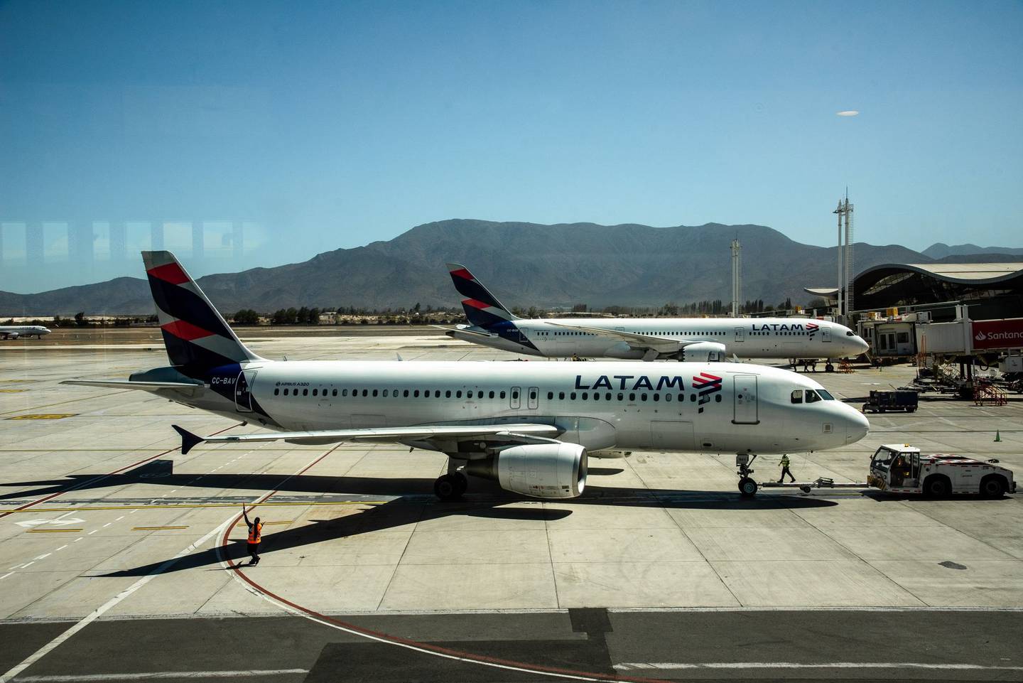 Aviones de Latam Airlines en el aeropuerto internacional Arturo Merino Benítez en Santiago de Chile, 7 de marzo de 2022. Foto: Bloomberg