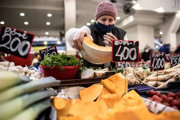 Una vendedora ordena los productos en un puesto de verduras en el mercado de Lehel en Budapest, Hungría Fotógrafo: Akos Stiller/Bloomberg