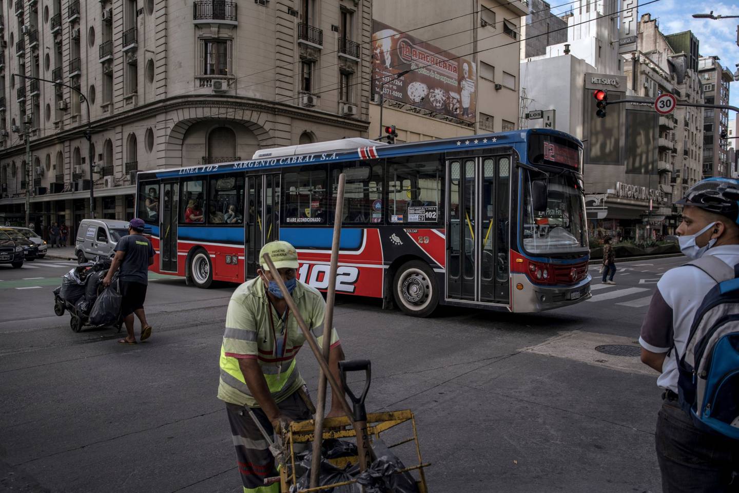 Un autobús público cruza una calle de Buenos Aires.