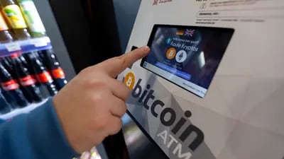 Un cajero automático (ATM) de Bitcoin en uso, dispuesto dentro de una tienda en Berlín, Alemania, el martes 15 de febrero de 2022.