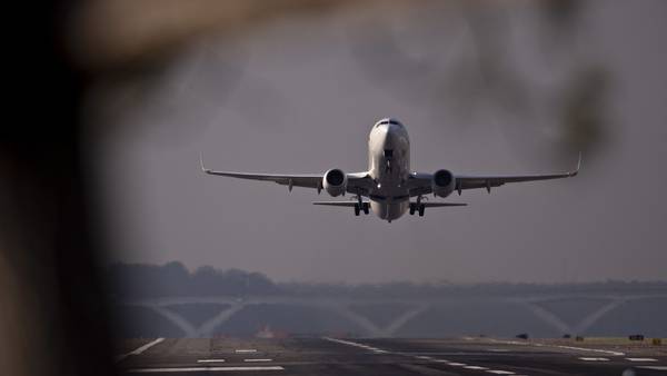 Aerolíneas comienzan a reducir vuelos para hacer frente a costo del combustibledfd