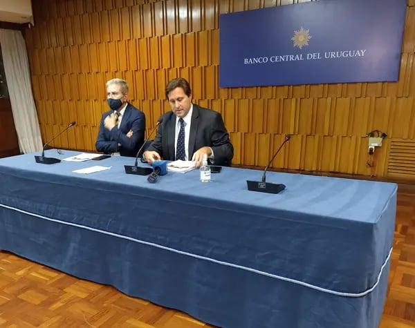 El presidente del BCU, Diego Labat, junto al vicepresidente Washington Ribeiro en una conferencia de prensa realizada este jueves.