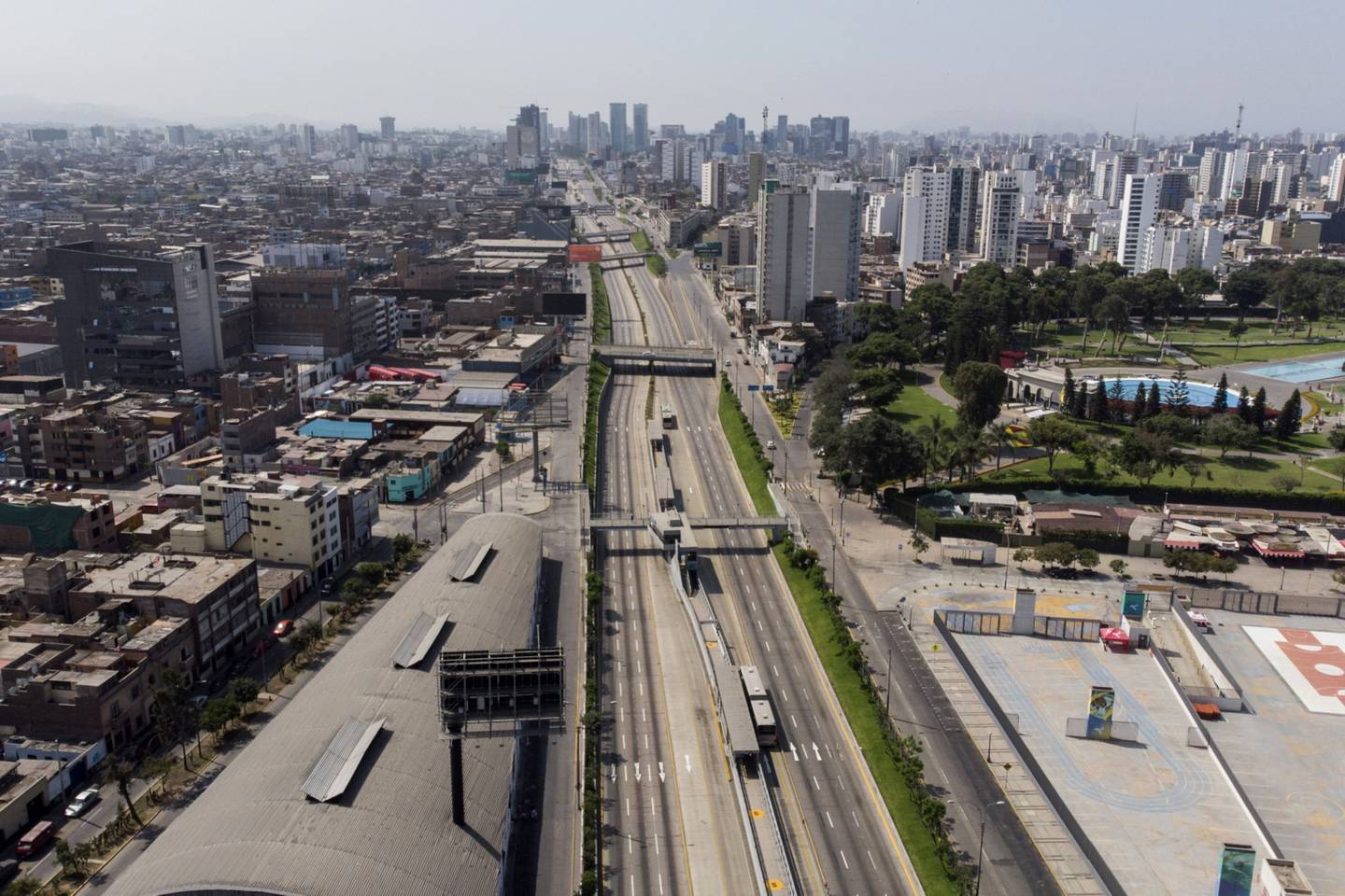 El Paseo de la República vacío durante un bloqueo por aumento de casos Covid-19 en Lima, Perú, en enero 2021.