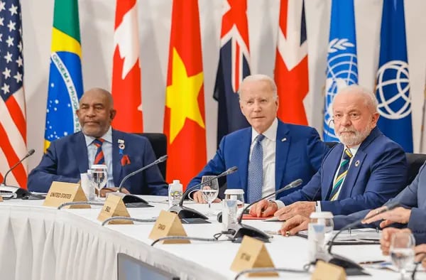 O presidente Lula e o dos EUA, Joe Biden, em reunião na esfera do G7 em Hiroshima, no Japão; à esquerda, Azali Assoumani, presidente das Ilhas Comores (Foto: Ricardo Stuckert/PR)