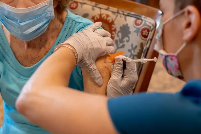 Un trabajador de la salud administra al tercera dosis de la vacuna Pfizer-BioNTech  contra Covid-19  en una isntitución para la tercera edad en Worcester, Pennsylvania, EE.UU., el miércoles 25 de agosto, 2021.dfd