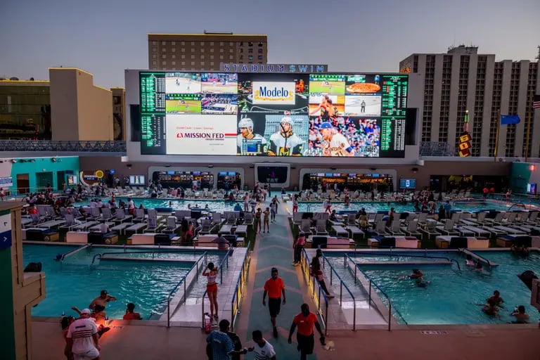 La piscina Stadium Swim en el Circa Resort and Casino de Las Vegas en mayo de 2020. Fotógrafo: Roger Kisby/Bloombergdfd