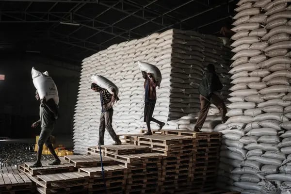 Unos trabajadores transportan sacos de trigo de las existencias para una distribución de alimentos para las personas que huyeron de la violencia en la región etíope de Tigray. Fotógrafo: Yasuyoshi Chiba