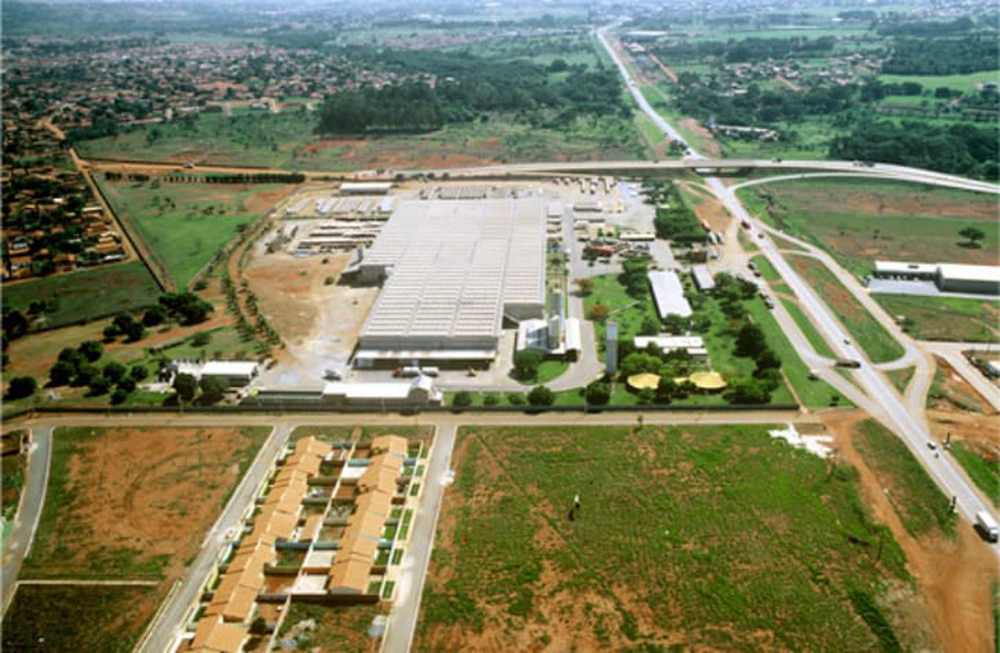 Eternit tem unidades em Goiás, Bahia, Paraná, São Paulo e Amazonas; no interior goiano, sua controlada, a mineradora Sama, fazia extração de amianto para exportação