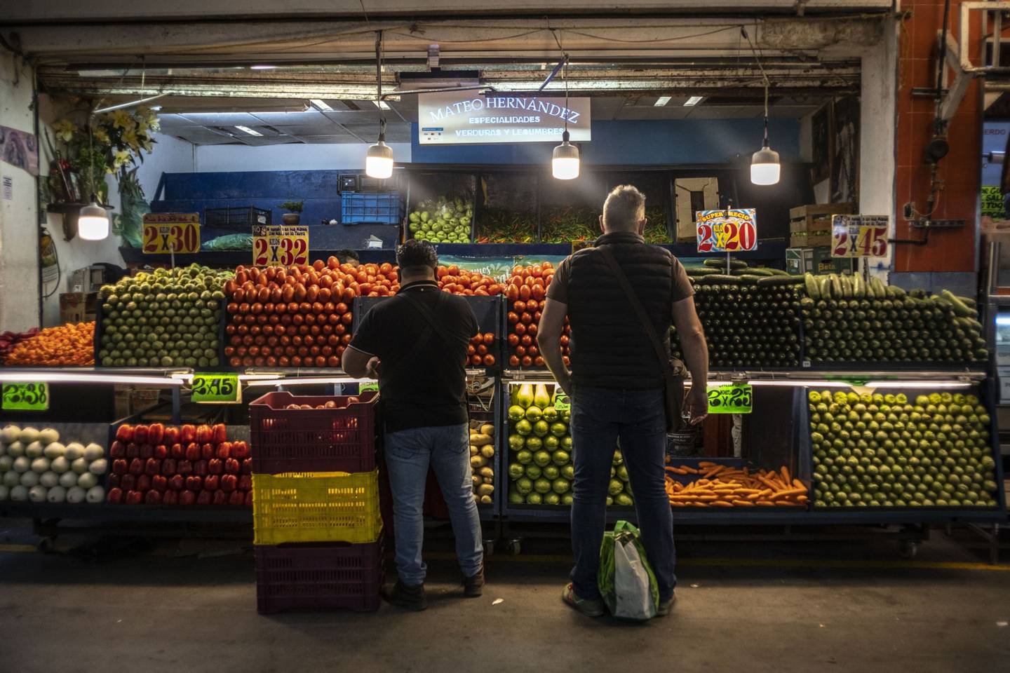 Clientes compran verduras en el Mercado de la Central de Abastos en la Ciudad de México, México, el miércoles 12 de enero de 2022.