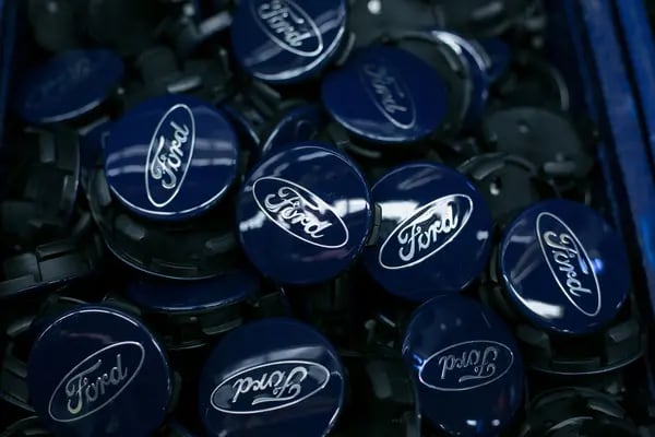 El logotipo de Ford Motor Co. se encuentra en las insignias del cubo de la rueda en la línea de montaje del Ford Focus dentro de la fábrica del fabricante de automóviles en Saarlouis, Alemania, el miércoles 25 de septiembre de 2019. Fotógrafo: Krisztian Bocsi/Bloomberg