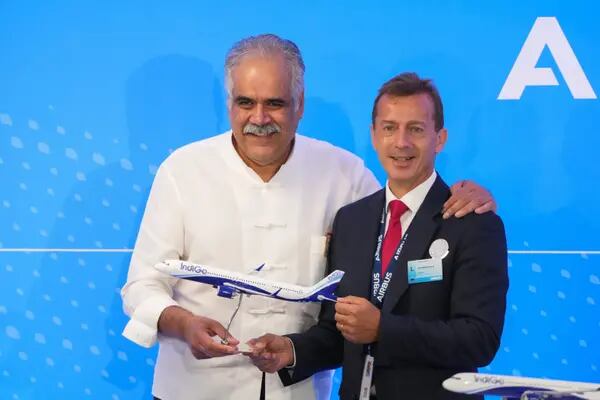 Rahul Bhatia, managing director da IndiGo (à esq.), e Guillaume Faury, CEO da Airbus, na feira Paris Air Show em Le Bourget, na França, nesta segunda-feira (19 de maio): companhia indiana acertou encomenda de 500 aeronaves (Foto: Nathan Laine/Bloomberg)