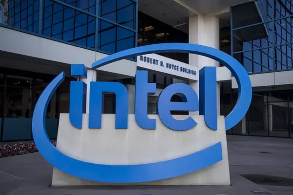 Cartelería de Intel Corp. frente a la sede de la compañía en Santa Clara, California, Estados Unidos, el lunes 17 de octubre de 2016. Se espera que Intel publique sus resultados el 18 de octubre.