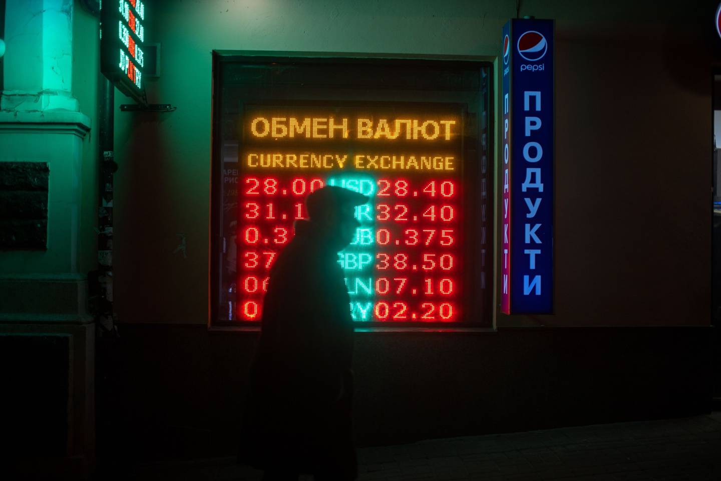 Una pizarra electrónica muestra las tasas de conversión de la grivna ucraniana en un quiosco de cambio de divisas en Kiev, Ucrania, el martes 15 de febrero de 2022.dfd