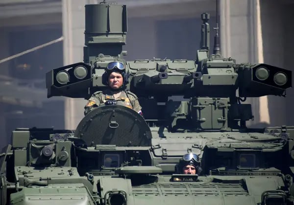 Tripulación a bordo de un vehículo de combate de apoyo de tanque 'Terminator' durante un desfile militar del Día de la Victoria en la Plaza Roja que marca el 75 aniversario de la victoria en la Segunda Guerra Mundial, el 24 de junio de 2020 en Moscú, Rusia. Foto: Kirill Kallinikov - Host Photo Agency via Getty Images