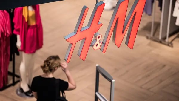 H&M prepara salida de Rusia, ve “imposible” continuar operacionesdfd