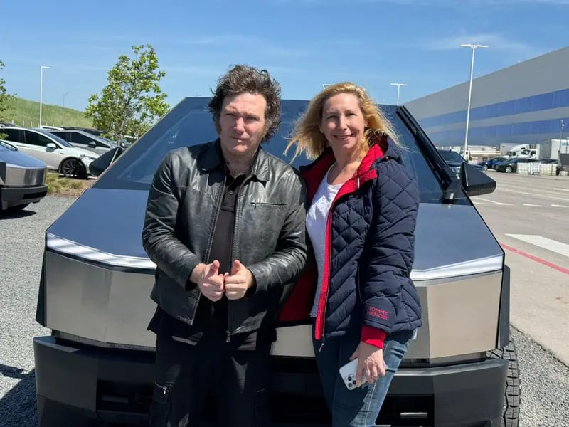 Javier y Karina Milei en la planta de Tesla.