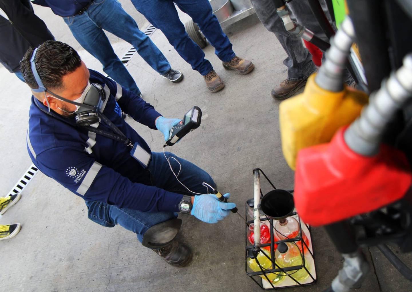 El Salvador despliega inspectores para verificar el octanaje, la calidad y los precios de los combustibles como parte de un paquete de medidas para combatir la inflación. Foto: Ministerio de Economía @EconomíaSV