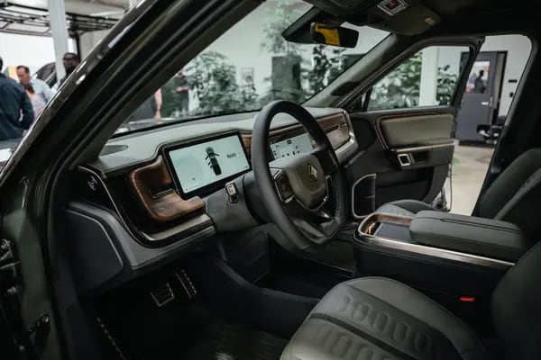 El interior de la camioneta Rivian R1T para vehículos eléctricos (EV) en la planta de fabricación de la empresa en Normal, Illinois, EE.UU., el lunes 11 de abril de 2022.