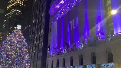 Na véspera da estreia do Nubank na Nyse, fachada da Bolsa de Valores de Nova York ganhou projeção com a cor roxa no prédio