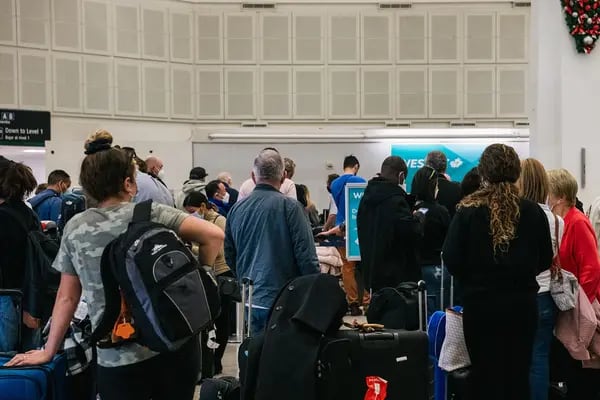 Falta de pessoal afeta fluxo de passageiros no aeroporto de Houston, Texas
