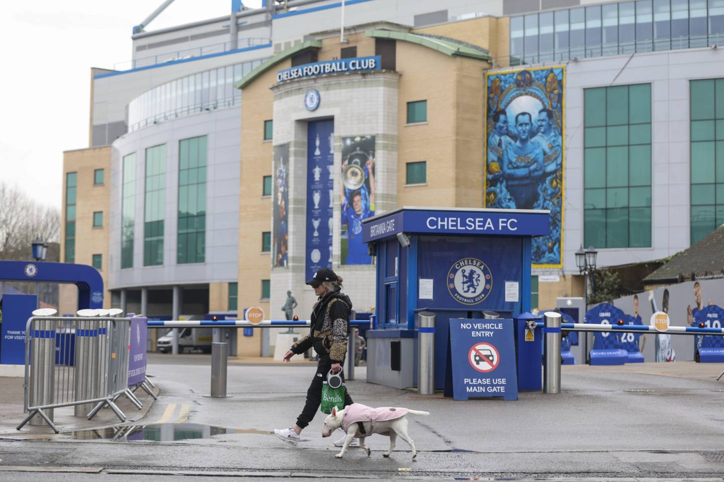 Stamford Bridge stadium, the home ground of Chelsea Football Club, owned by Russian billionaire Roman Abramovich, in London, U.K., on Wednesday, March, 2, 2022. Abramovich is selling his London properties, according to British MP Chris Bryant, and a Swiss billionaire said hes been approached about buying Chelsea Football Club. Photographer: Hollie Adams/Bloombergdfd