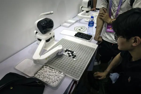 Un robot de inteligencia artificial juega una partida de go con un asistente al stand de SenseTime Group Inc. en la Smart China Expo de Chongqing, China, el lunes 4 de septiembre de 2023. La exposición se prolongará hasta el 6 de septiembre. Fotógrafo: Qilai Shen/Bloomberg