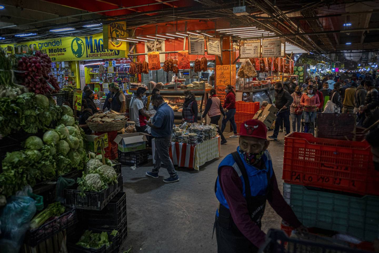 Compradores en el Mercado de la Central de Abastos en la Ciudad de México, México, el miércoles 12 de enero de 2022.
