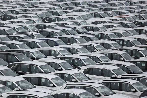 Pátio cheio de carros: mercado secundário continua a atrair investimento de capital de risco (Foto: Bloomberg Creative Photos/Bloomberg)