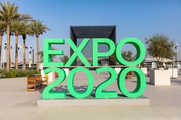 Un cartel de “Expo 2020″ en la entrada del recinto ferial de Dubai, Emiratos Árabes Unidos, el martes 28 de septiembre de 2021. La ciudad se abre a los visitantes para la Exposición Universal a partir del próximo mes (del 1 de octubre al 31 de marzo) y espera que el evento atraiga 25 millones de visitas, tanto virtuales como presenciales.