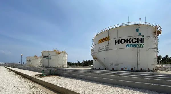 Tanques de almacenamiento de petróleo con el logo de la compañía de origen argentino Hokchi Energy en México