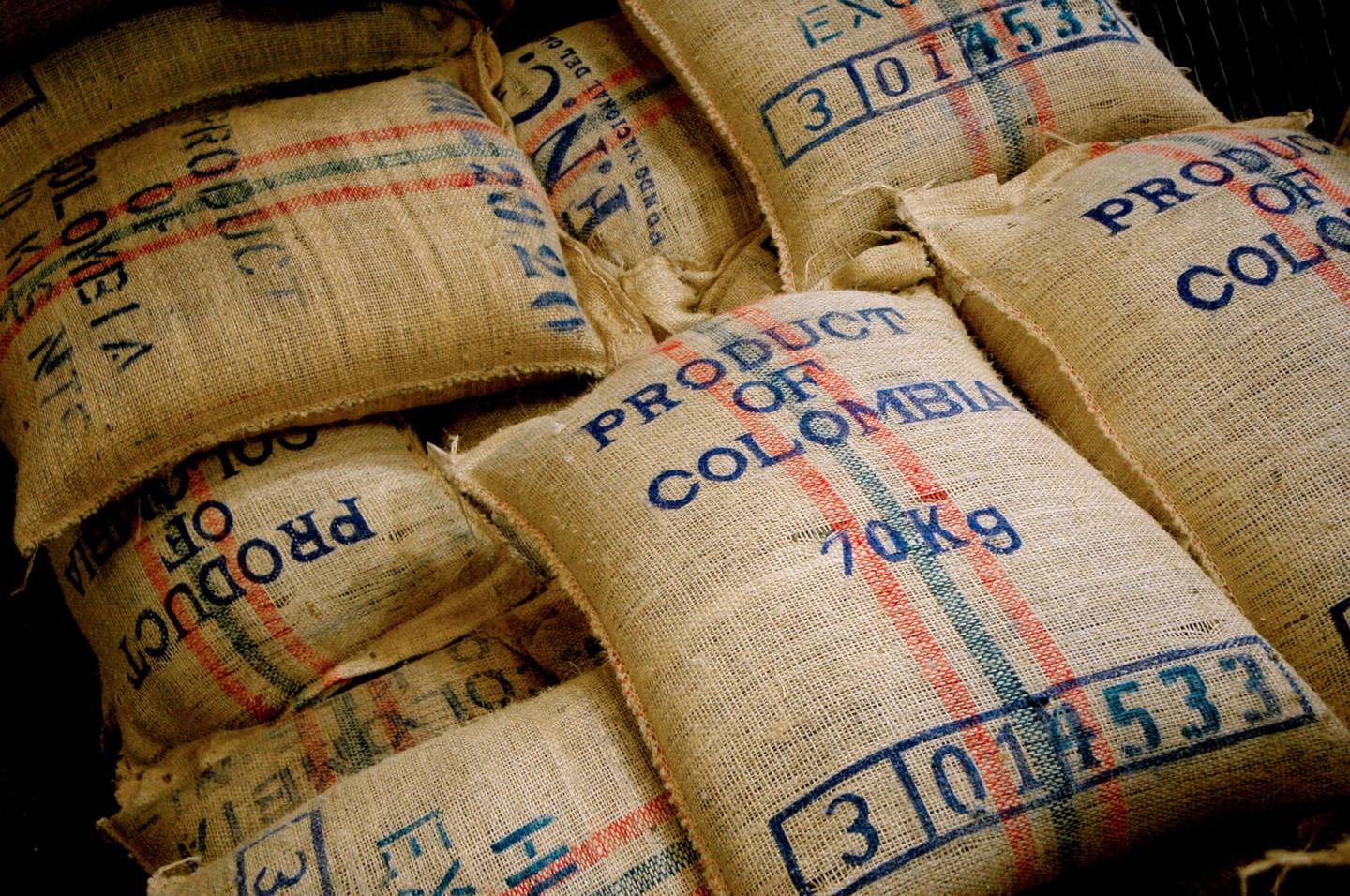 Sacos de granos de café de plantaciones de todo el país se sientan en una tostadora en Bogotá, Colombia, el 11 de junio de 2008.