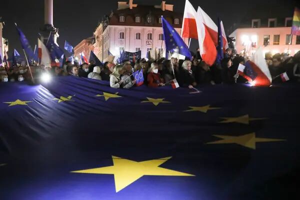 Manifestantes a favor de Europa se reúnen en Plac Zamkowy, en el casco antiguo de Varsovia, después de que el Tribunal Constitucional dictaminara que la Constitución polaca tiene primacía sobre las leyes de la UE el 10 de octubre de 2021 en Varsovia, Polonia.