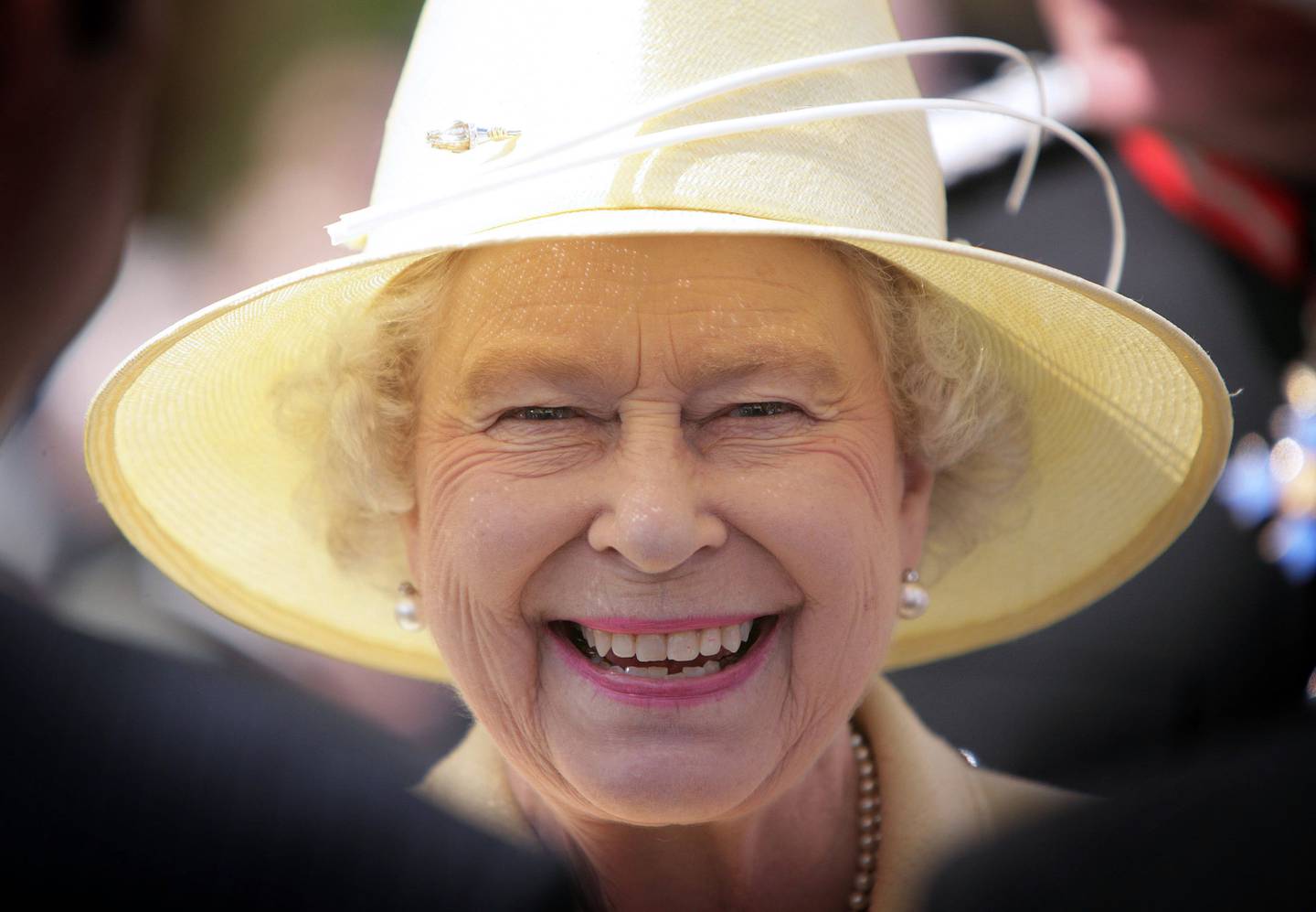 La reina Isabel II, jefa de Estado del Reino Unido, sonríe con los invitados durante una fiesta en el jardín de la Universidad de Ulster Coleraine, en el condado de Antrim, Irlanda del Norte, el viernes 1 de junio de 2007.