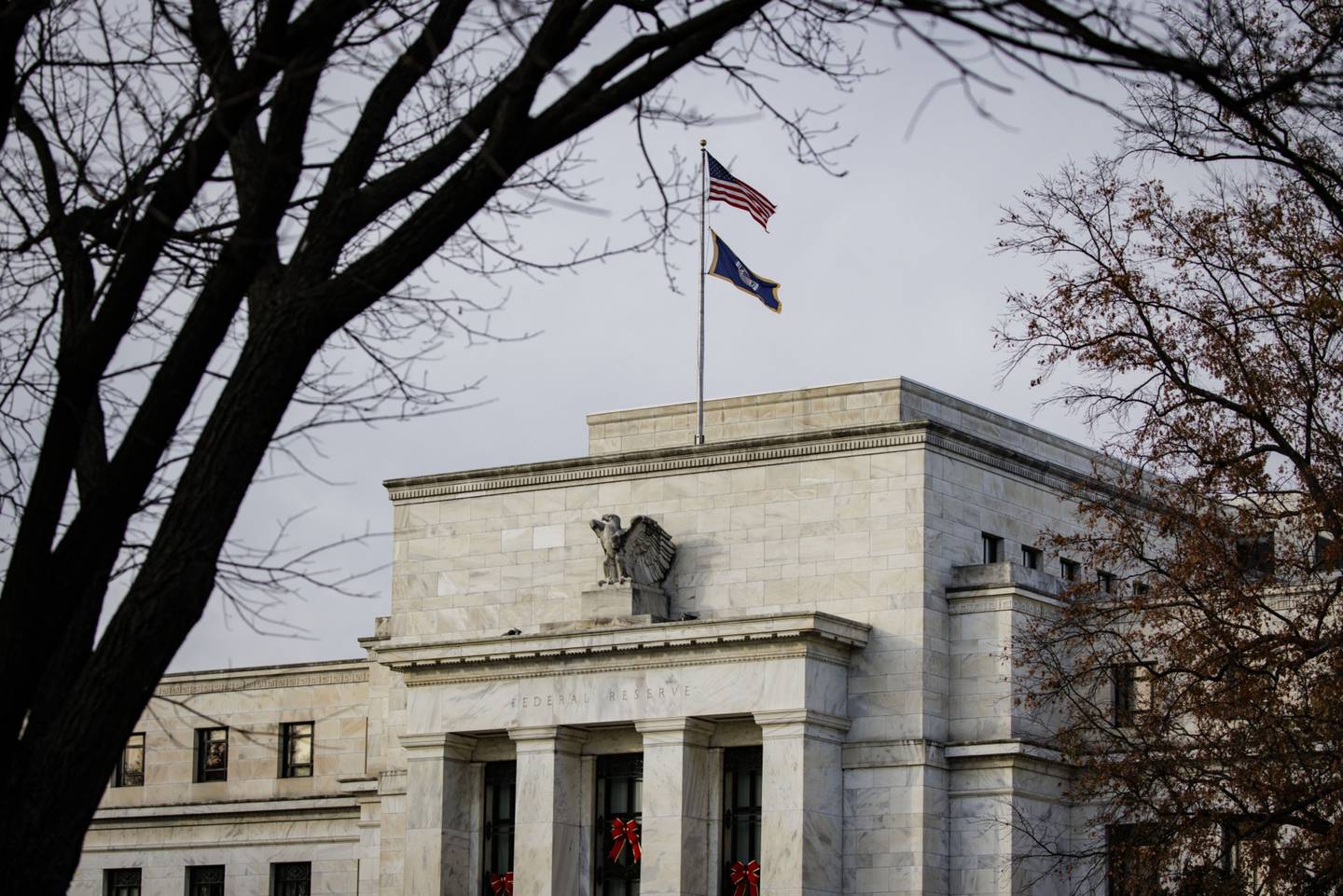 La Fed podría considerar una reducción más rápida de las compras de activos.