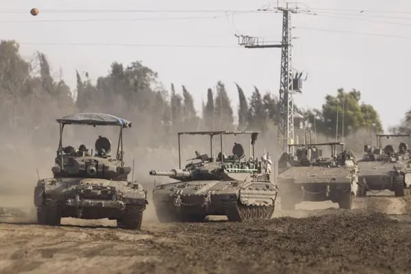 Fuerzas israelíes se dirigen a Gaza en tanques y vehículos blindados, cerca de la frontera entre Israel y Gaza, en el sur de Israel, el miércoles 24 de enero de 2024.