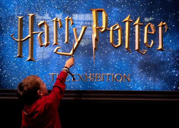Un joven visitante sostiene la varita mágica durante la apertura de la exhibición europea de  Harry Potter en Viena, Austria, el 16 de diciembre de 2022.  Fotógrafo: Andrea Klamar-Hutkova/AFP/Getty Images