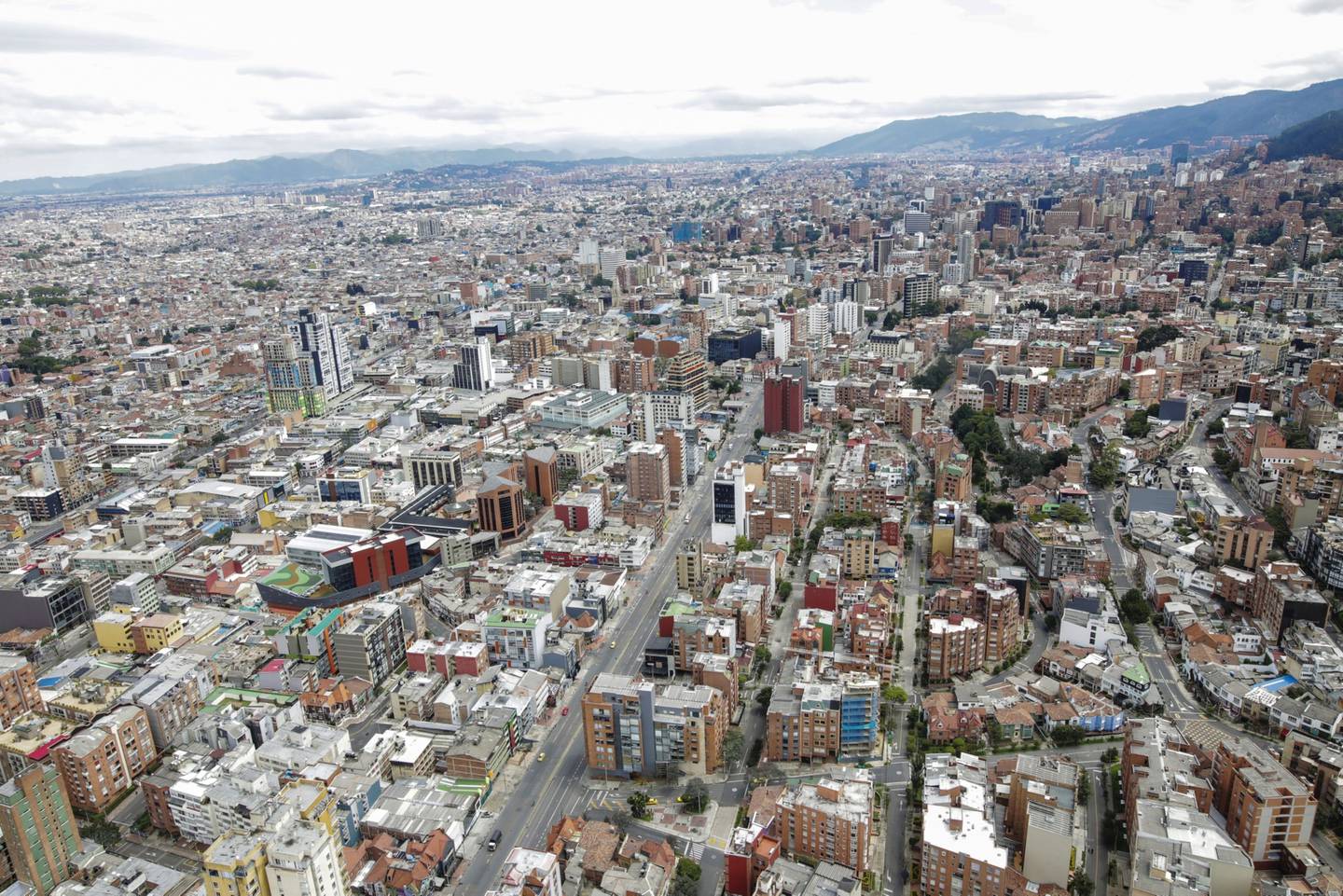 Fotografía aérea tomada sobre el centro de Bogotá, Colombia, el martes 7 de abril de 2020.